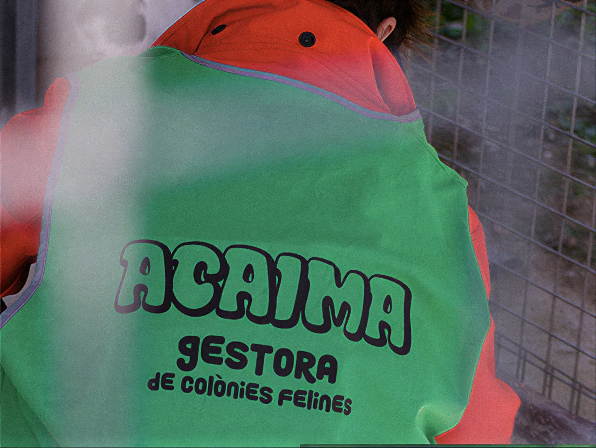 Voluntària d'esquena amb l'armilla verda d'ACAIMA